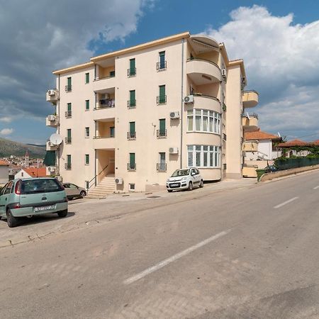 Apartman Dildo Apartment Трогир Екстериор снимка