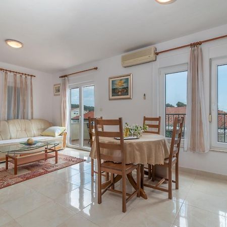 Apartman Dildo Apartment Трогир Екстериор снимка