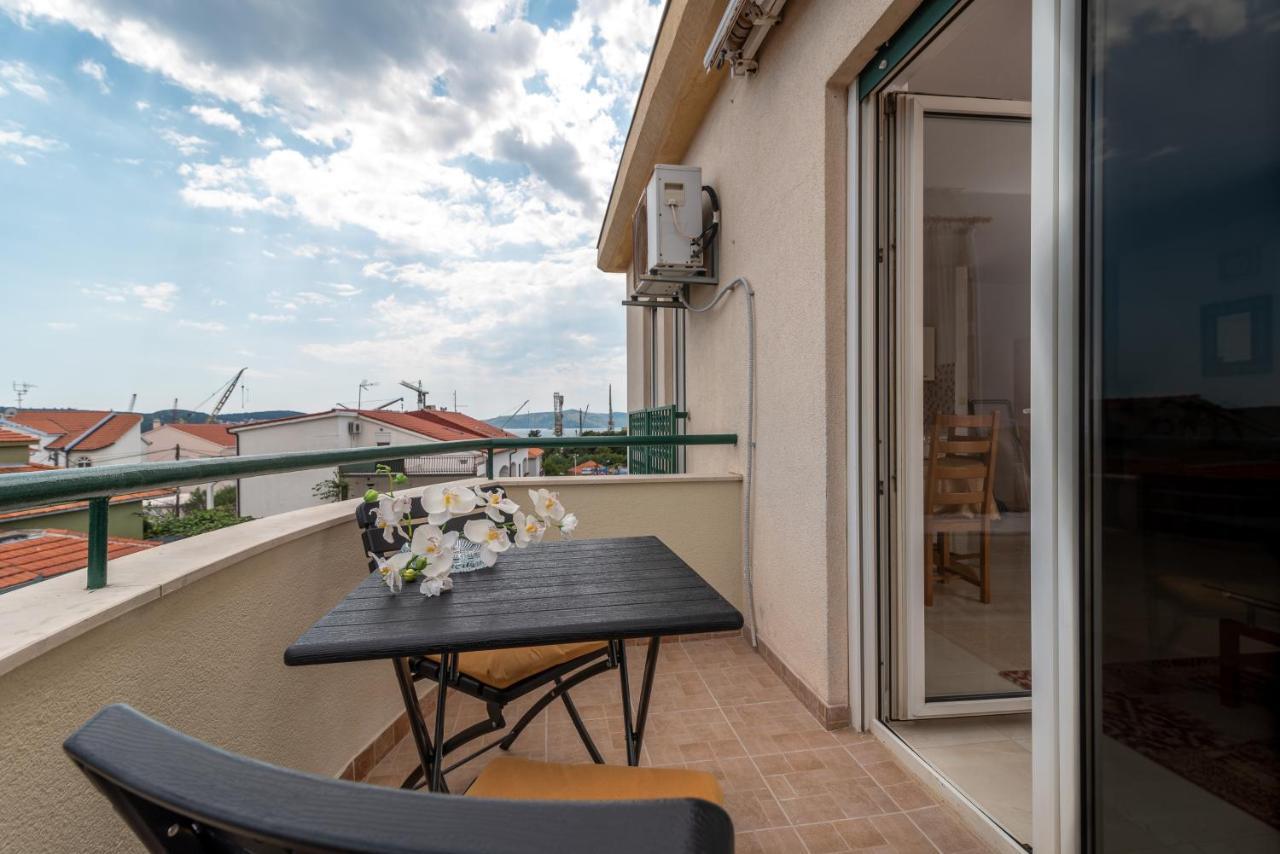 Apartman Dildo Apartment Трогир Екстериор снимка