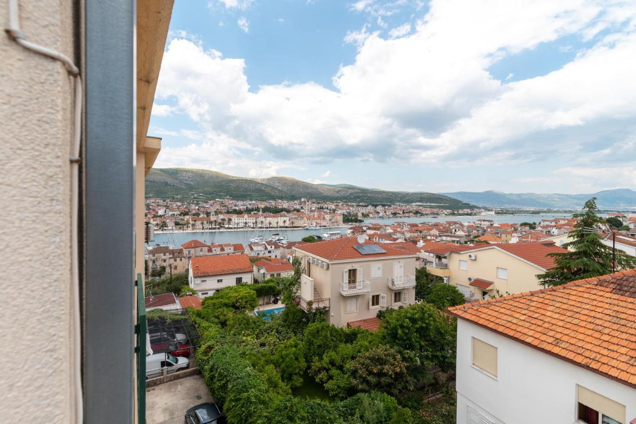 Apartman Dildo Apartment Трогир Екстериор снимка