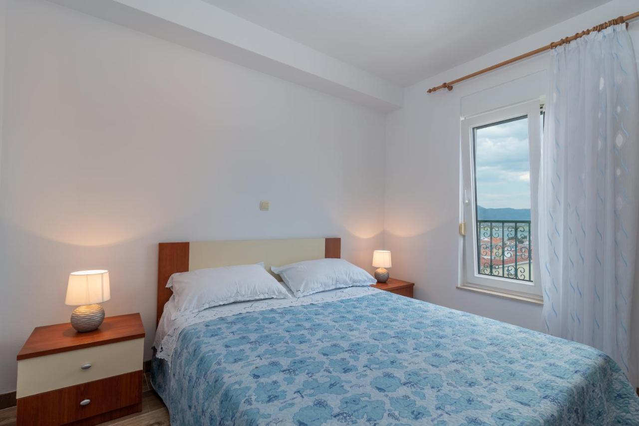 Apartman Dildo Apartment Трогир Екстериор снимка