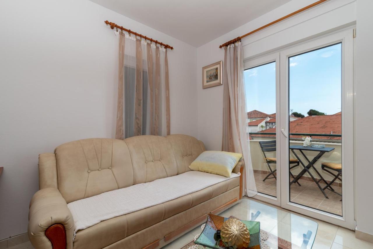 Apartman Dildo Apartment Трогир Екстериор снимка