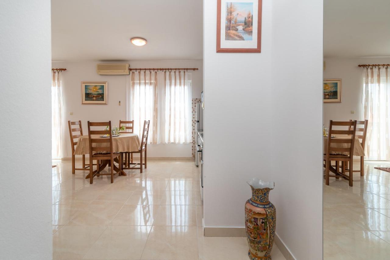 Apartman Dildo Apartment Трогир Екстериор снимка