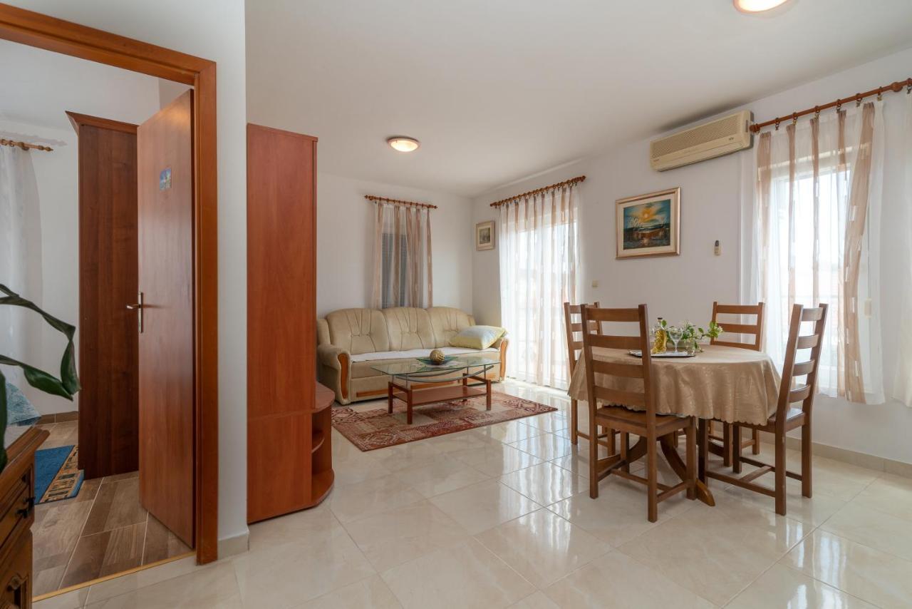 Apartman Dildo Apartment Трогир Екстериор снимка