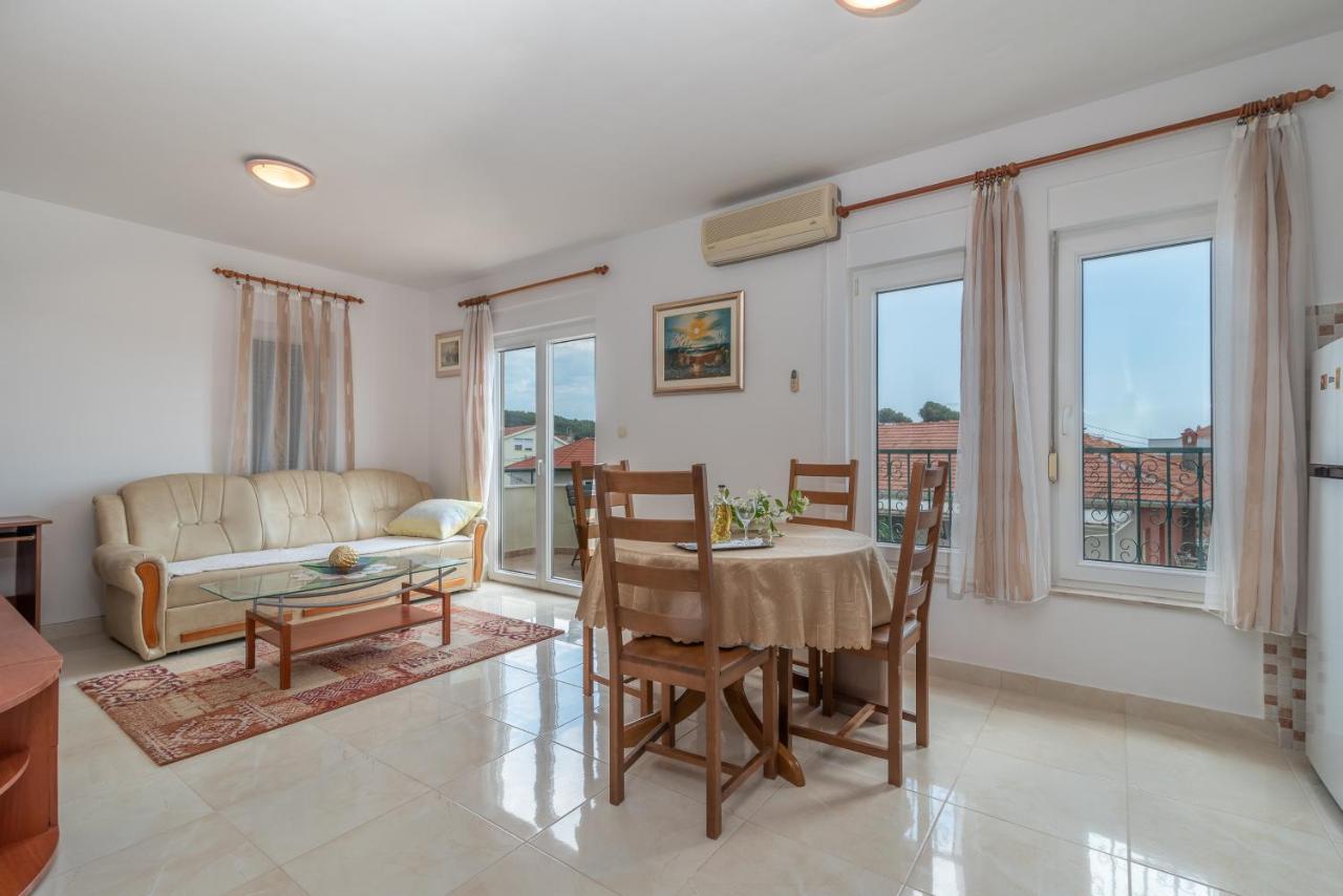 Apartman Dildo Apartment Трогир Екстериор снимка