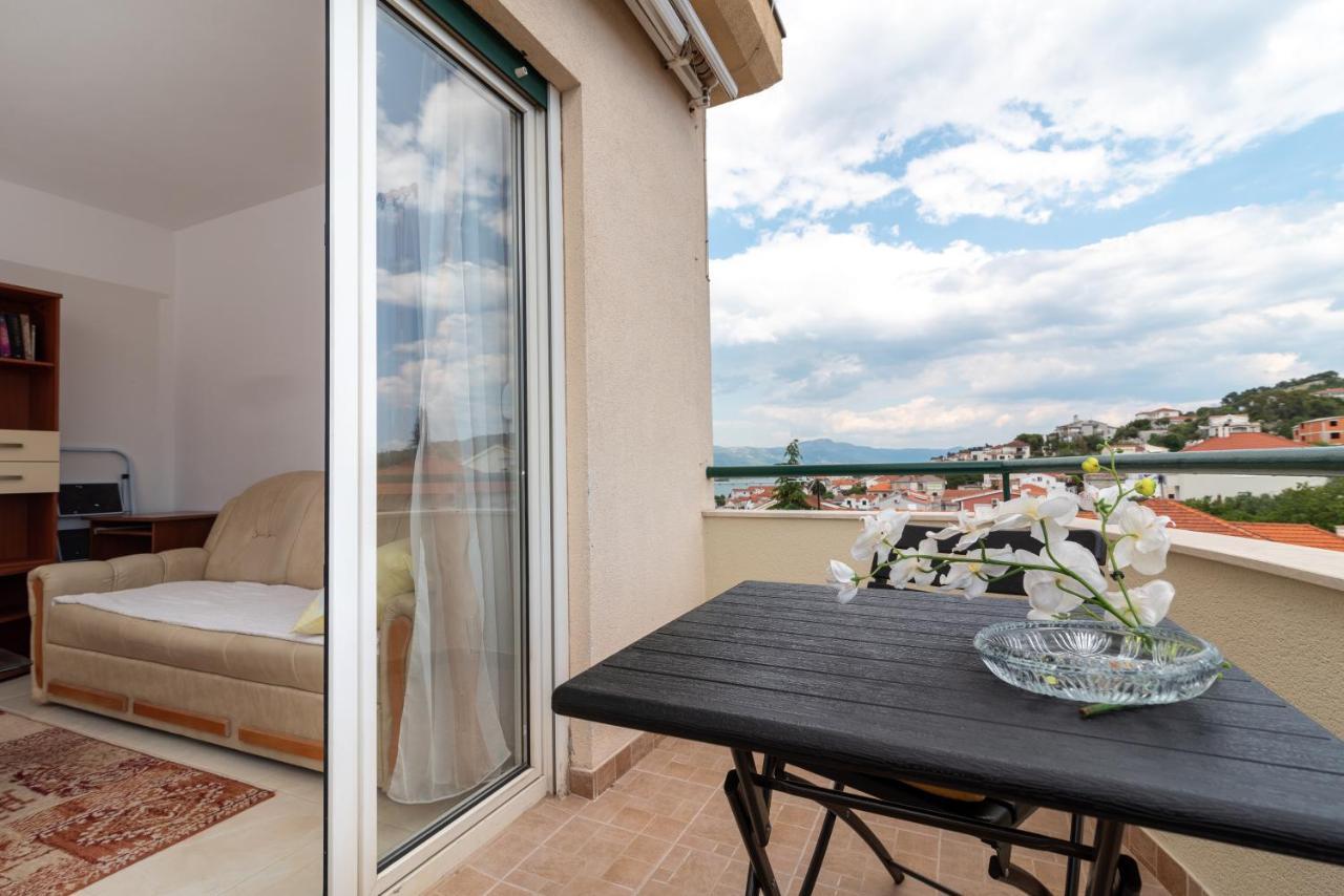 Apartman Dildo Apartment Трогир Екстериор снимка
