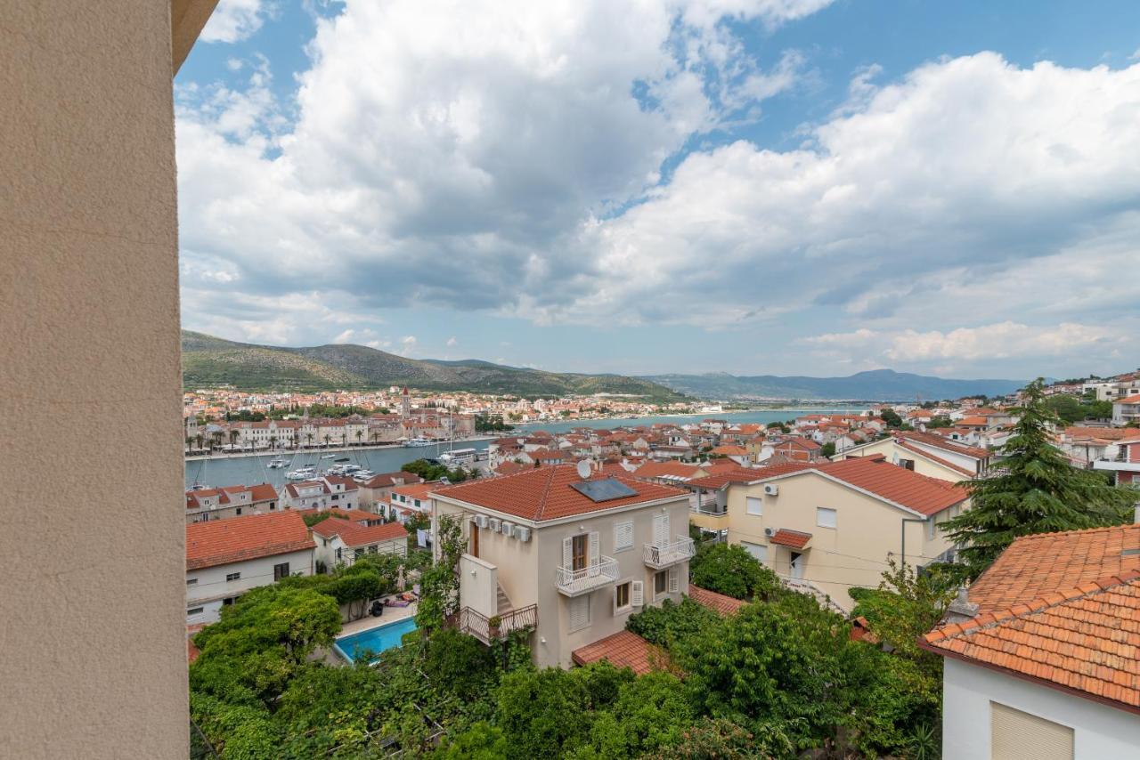 Apartman Dildo Apartment Трогир Екстериор снимка
