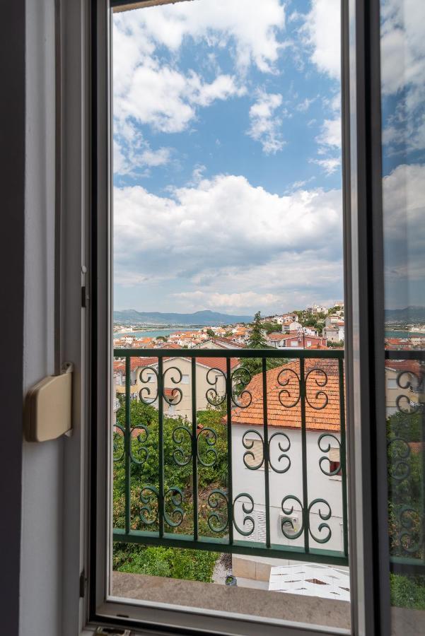 Apartman Dildo Apartment Трогир Екстериор снимка